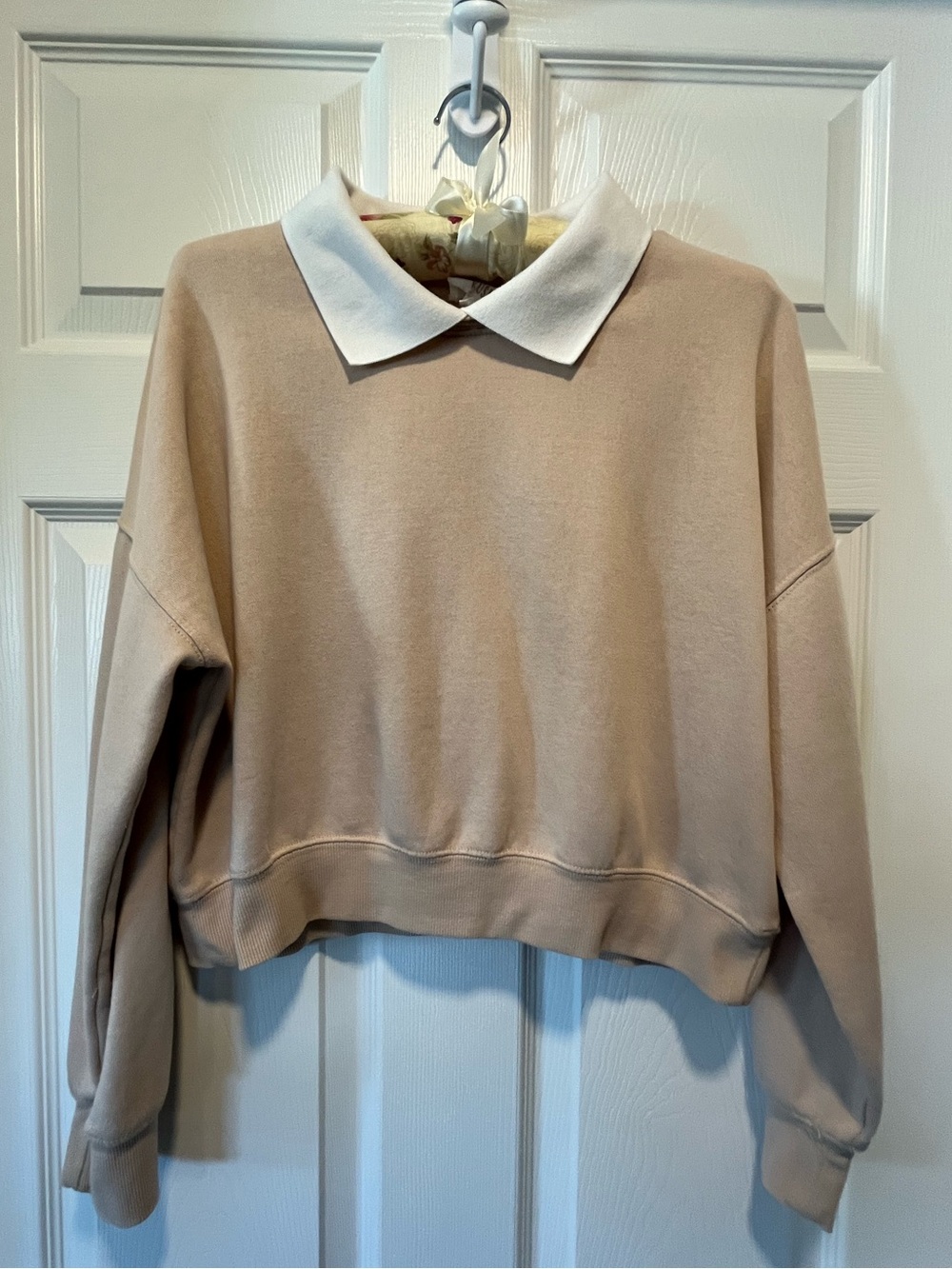 Hippie Rose Sweatshirt 
Size: Medium (Juniors)
Color: Beige